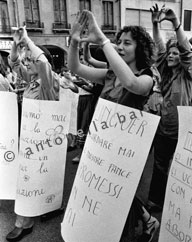 Manifestazione per l’autodeterminazione. Il segno femminista. Mestre, Piazza Ferretto, giugno 1977. (© Antonella Barina)