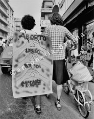 Manifestazione per l’autodeterminazione, “Aborto libero per non morire”. Mestre, Via Carducci, giugno 1977. (© Antonella Barina)