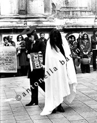 Giornata Internazionale della Donna. Teatro di piazza sull’aborto e contro la violenza. Venezia, Campo San Tomà, 8 marzo 1975. (© Antonella Barina)