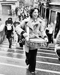 Manifestazione per l’autodeterminazione della donna. Il tamburo. Venezia, Strada Nuova, 30 novembre 1975. (© Antonella Barina)