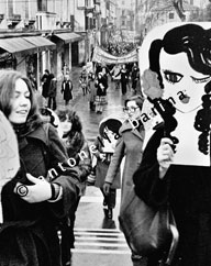 Manifestazione per l’autodeterminazione della donna. Il corteo. Venezia, Strada Nuova, 30 novembre 1975. (© Antonella Barina)