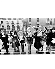 Manifestazione per l’autodeterminazione della donna. Donne con maschere da donna. Venezia, Ponte degli Scalzi, 30 novembre 1975. (© Antonella Barina)
