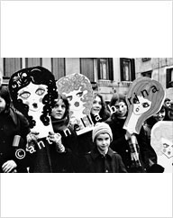 Manifestazione per l’autodeterminazione della donna. Donne con maschere da donna, primi piani. Venezia, Ponte degli Scalzi, 30 novembre 1975. (© Antonella Barina)