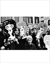 Manifestazione per l’autodeterminazione della donna. Donne con maschere da donna, primi piani. Venezia, Ponte degli Scalzi, 30 novembre 1975. (© Antonella Barina)