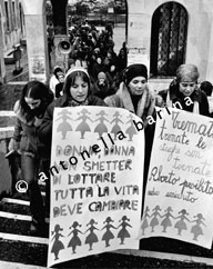 Giornata Internazionale della Donna. “Tutta la vita deve cambiare”. Venezia, Giardini Papadopoli, 8 marzo 1976. (© Antonella Barina)