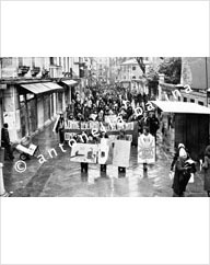 Giornata Internazionale della Donna. Testa del corteo, “Donne usciamo dall’ isolamento”. Venezia, Strada Nuova, 8 marzo 1976. (© Antonella Barina)