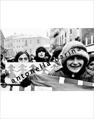 Giornata Internazionale della Donna. Testa del corteo “Donne usciamo dall’ isolamento”, primo piano. Venezia, Strada Nuova, 8 marzo 1976. (© Antonella Barina)