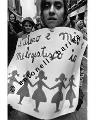 Giornata Internazionale della Donna. Manifestante con cartello, “L’utero è mio”. Venezia, Lista di Spagna, 8 marzo 1976. (© Antonella Barina)