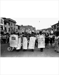 Manifestazione per la legge di autodeterminazione sull’aborto. Mestre, Piazza Ferretto, giugno 1977. (© Antonella Barina)