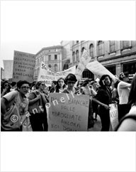 Manifestazione per la legge di autodeterminazione sull’aborto. Mestre, Piazza Ferretto, giugno 1977. (© Antonella Barina)
