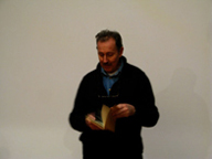 Il maestro Giovanni Turchetto presenta una delle creazioni del Laboratorio libri del Foscarini, realizzata con le ragazze e i ragazzi delle classi elementari, foto Antonella Barina. 