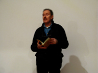 Il maestro Giovanni Turchetto presenta una delle creazioni del Laboratorio libri del Foscarini, realizzata con le ragazze e i ragazzi delle classi elementari, foto Antonella Barina. 