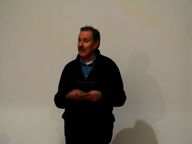 Il maestro Giovanni Turchetto presenta una delle creazioni del Laboratorio libri del Foscarini, realizzata con le ragazze e i ragazzi delle classi elementari, foto Antonella Barina. 