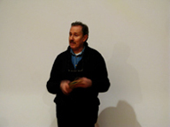 Il maestro Giovanni Turchetto presenta una delle creazioni del Laboratorio libri del Foscarini, realizzata con le ragazze e i ragazzi delle classi elementari, foto Antonella Barina. 