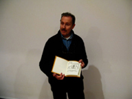 Il maestro Giovanni Turchetto presenta una delle creazioni del Laboratorio libri del Foscarini, realizzata con le ragazze e i ragazzi delle classi elementari, foto Antonella Barina. 