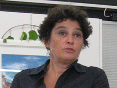 Tiziana Agostini, Assessora alle Attività Culturali  introduce alla presentazione del libro 'Alberi - dieci anni di poesie' foto Simonetta Borrelli