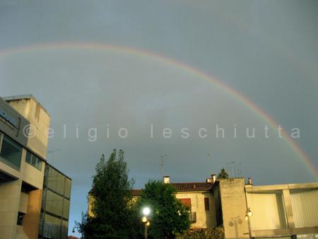 dallo spazio metropolitano, la sera prima della presentazione, uno splendido arcobaleno, foto di Eligio Leschiutta