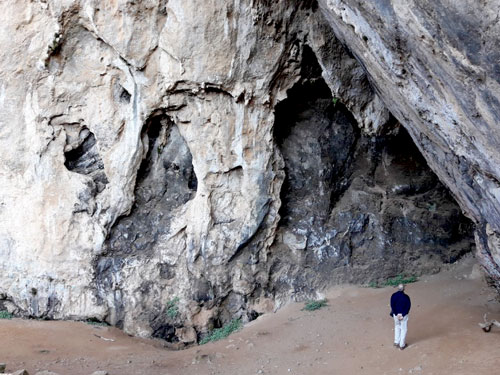 Giovanni davanti alla grotta principale