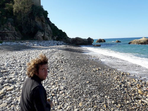 Tobia sulla spiaggia di Tusa, dove i miei nonni hanno soggiornato negli anni 20