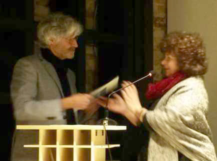 Antonella Barina consegna la Cartella di Edizione dell’Attrice con la XXXI scena della Commedia dei Murazzi 