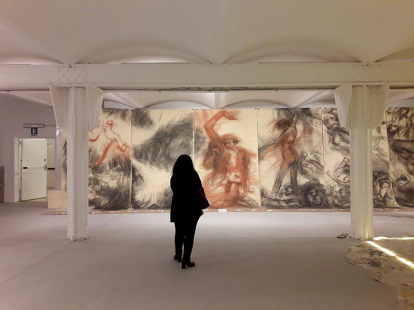 3.Raffaela Ruju davanti al "Giudizio universale" di Rossana Longo